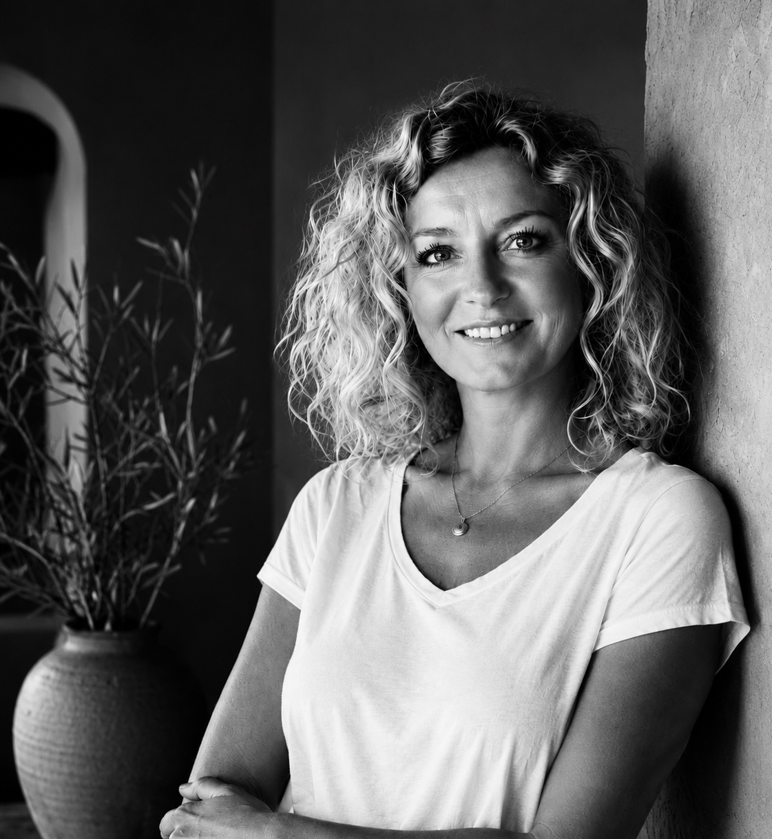 Margret Jansen, fundadora de ADEJA Design, retrato en blanco y negro en un interior mediterráneo en Mallorca